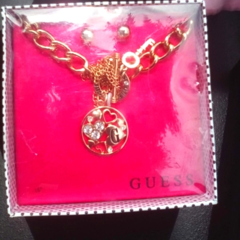 NWTS GUESS NECKLACE AND EARRING SET